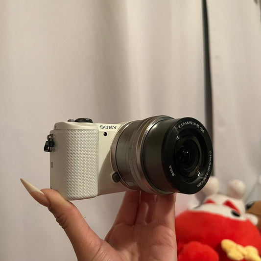 bevintage™ Used 🍇₊˚💜 Sony Alpha a5000 Mirrorless Digital Camera (White) with Kit Lens 🍥🎀📷